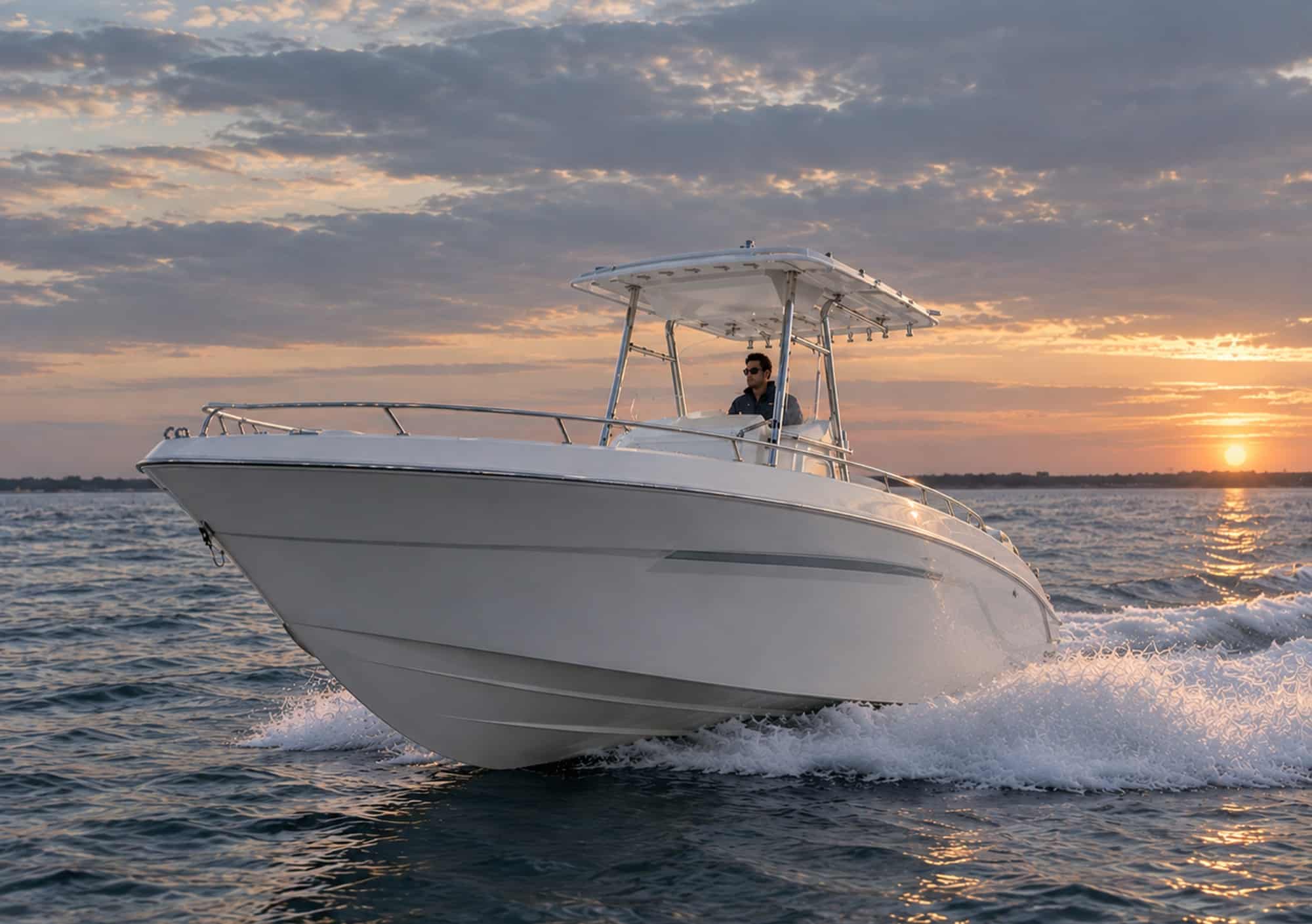 Lancha Silver 280 consola central navegando al atardecer